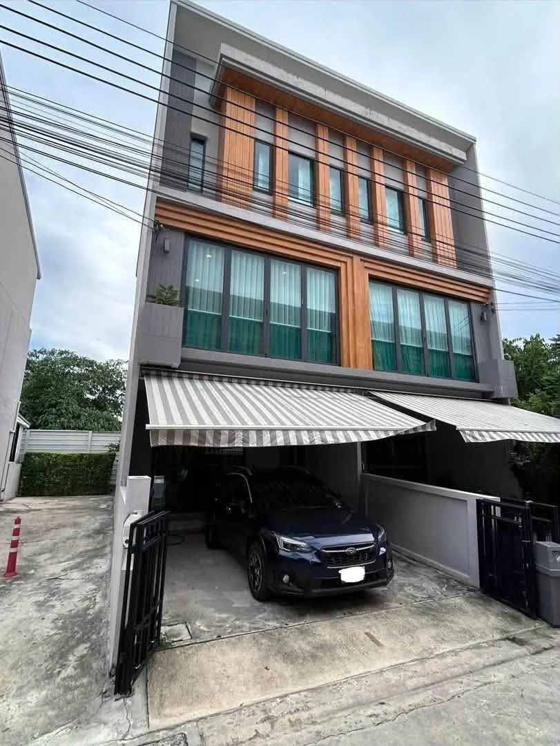 3 Bedroom condo in Eigen Premium Townhome Pattanakarn