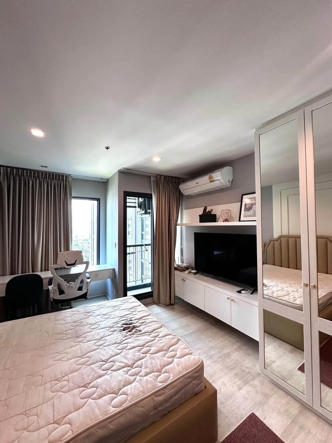 1 Bedroom condo in Life One Wireless
