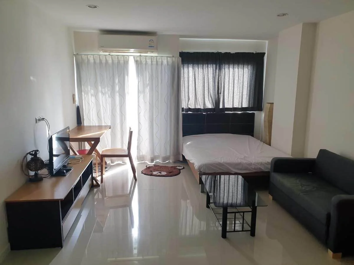 Studio condo in Sense of London