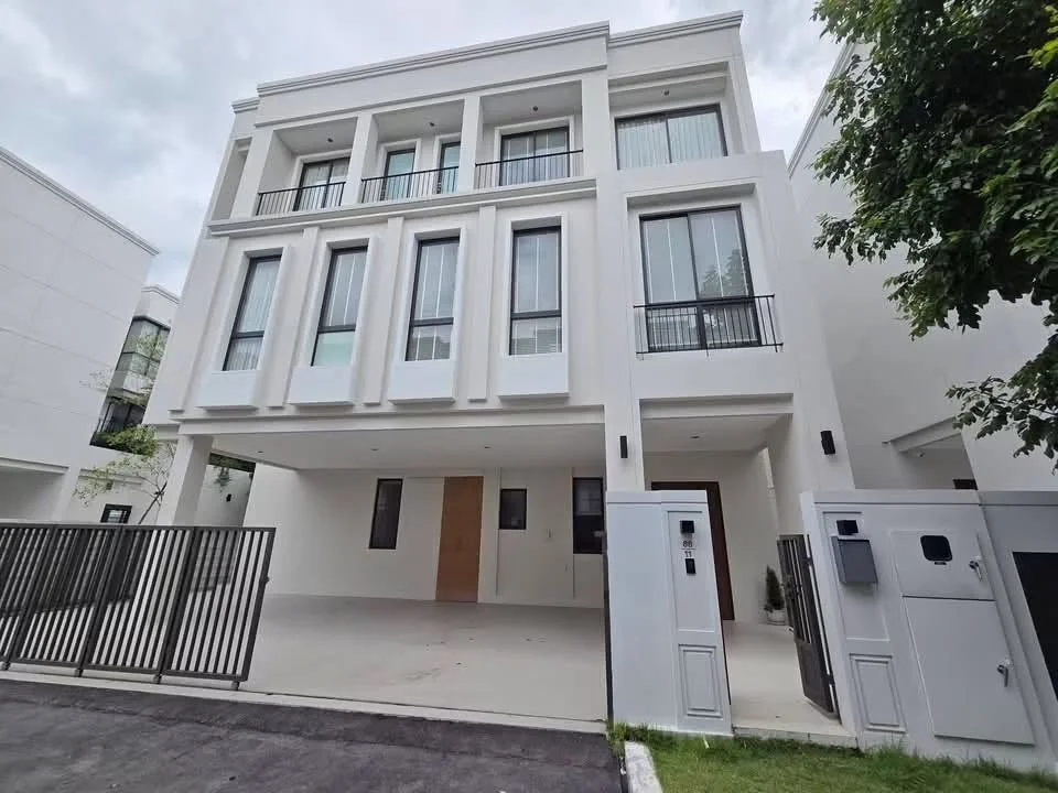 4 Bedroom condo in Aerie Srinakarin-Krungthepkreetha