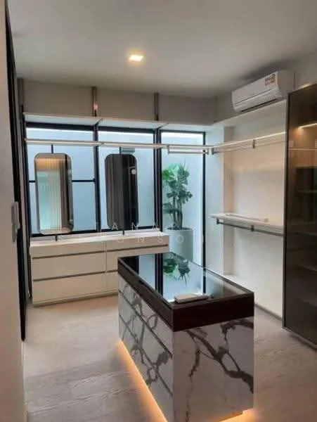 5 Bedroom condo in Nantawan Rama 9 Srinakarin