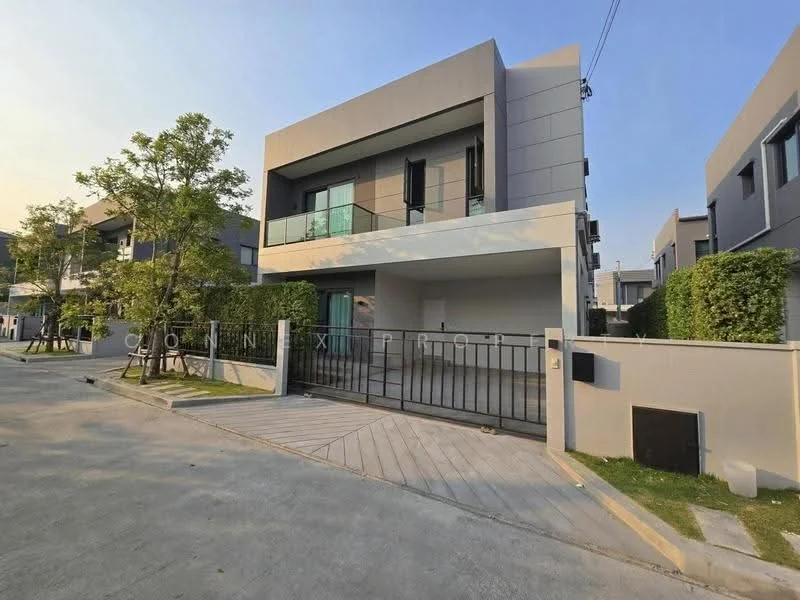 4 Bedroom condo in Centro Bangna