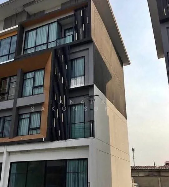 4 Bedroom condo in Golden Village Bangna-Kingkaew
