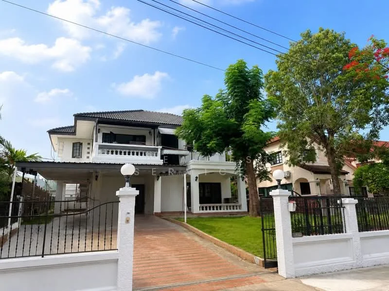 4 Bedroom condo in Ladawan Srinakarin