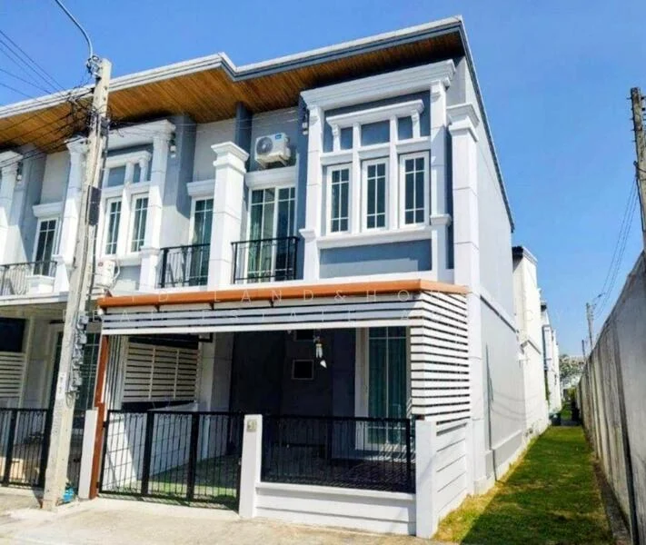 3 Bedroom condo in Golden Town Sathorn