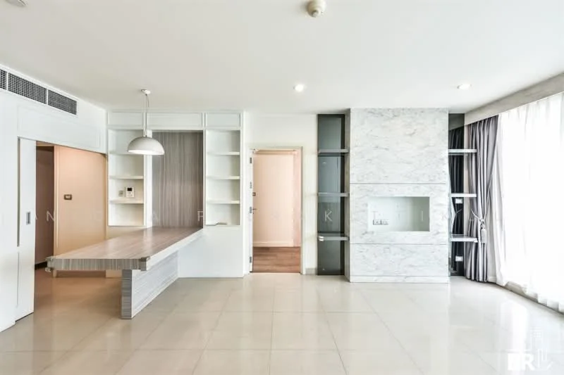 2 Bedroom condo in Watermark Chaophraya