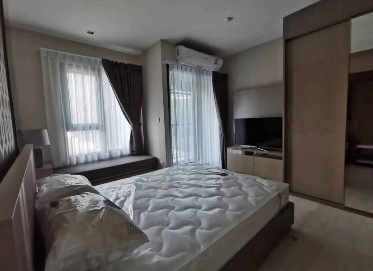 Studio condo in Life One Wireless