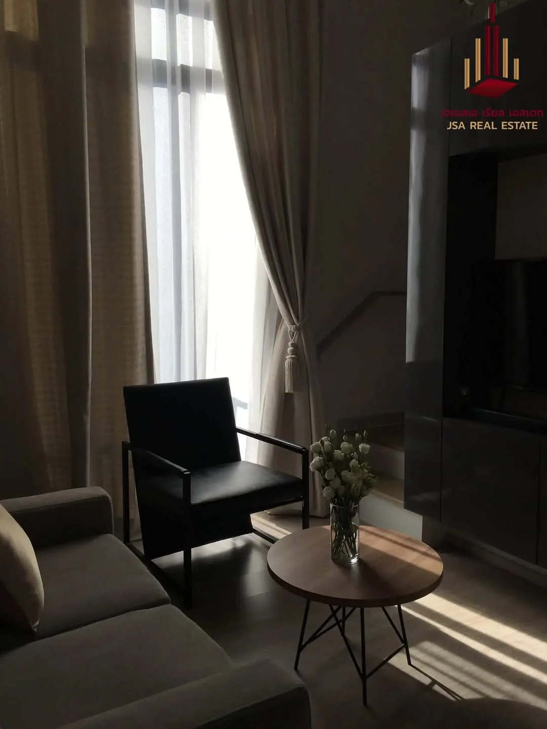 3 Bedroom condo in Maestro 02 Ruamrudee
