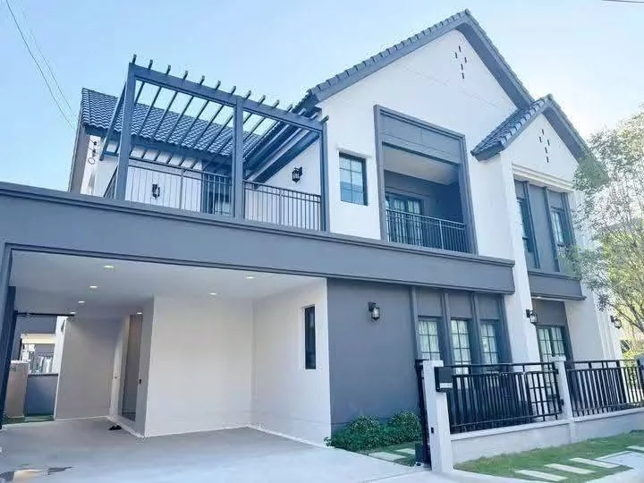 4 Bedroom condo in Centro Bangna-Wongwean