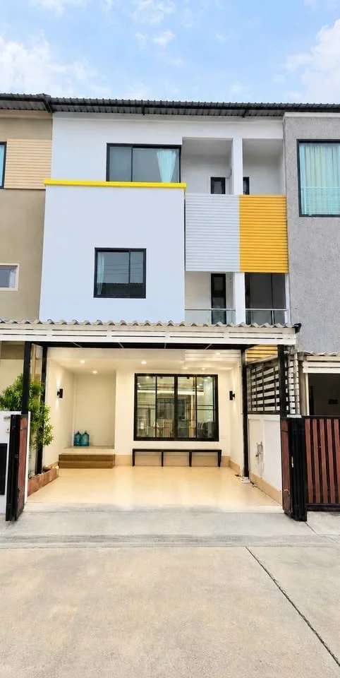 3 Bedroom condo in Sarin Wiz Sukhumvit 107