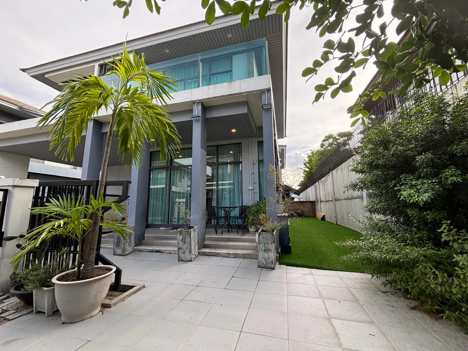 4 Bedroom condo in Setthasiri Pattanakarn