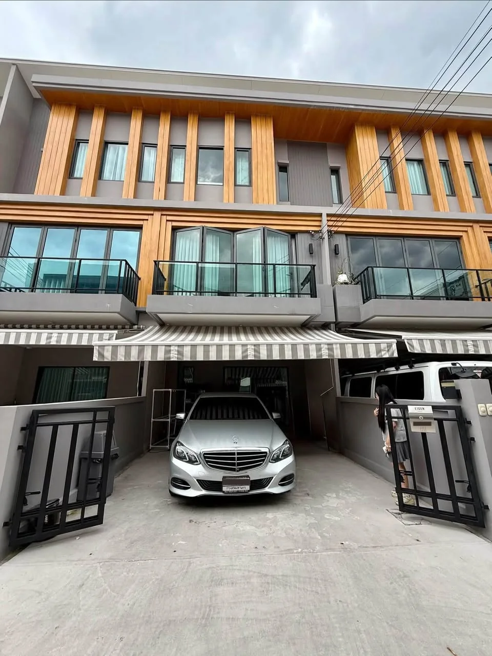 3 Bedroom condo in Eigen Rama 9
