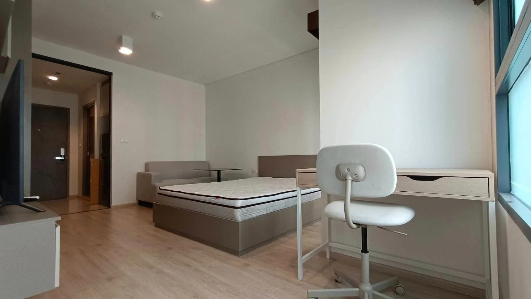 Studio condo in IDEO Sathorn-Wongwian Yai