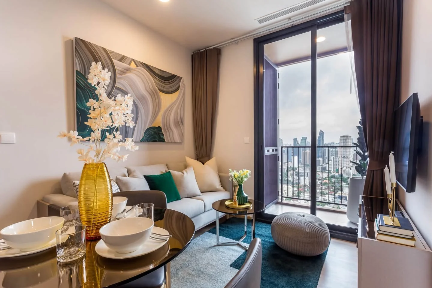 2 Bedroom condo in Oka Haus Sukhumvit 36