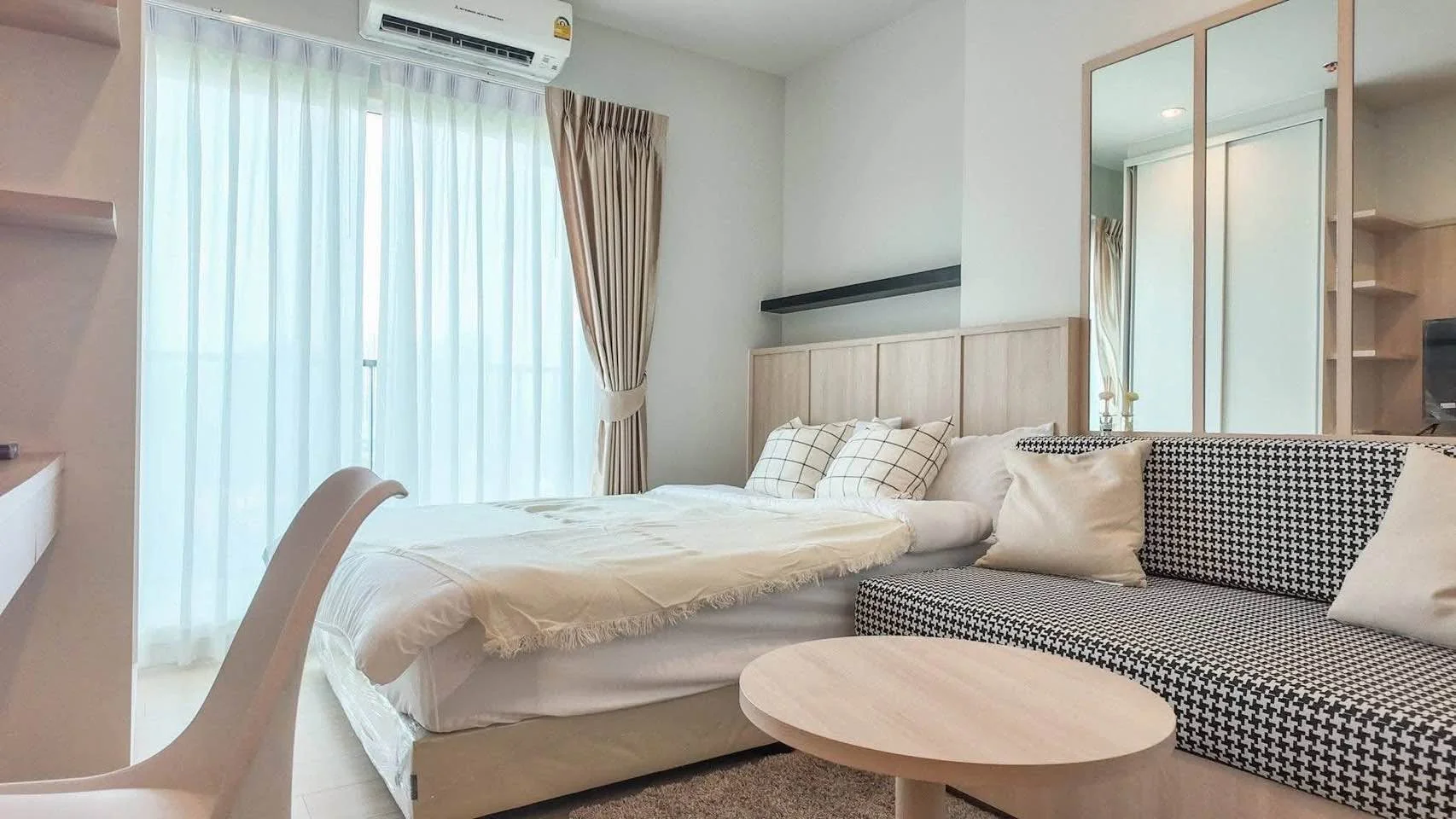 Studio condo in Metro Sky Wutthakat