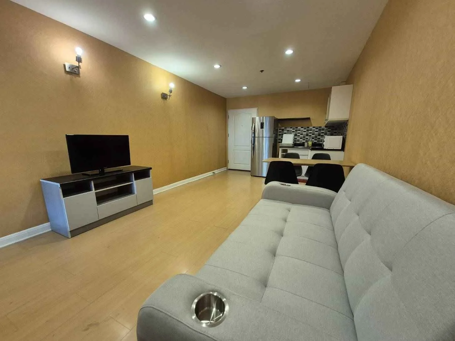 Studio condo in State Tower