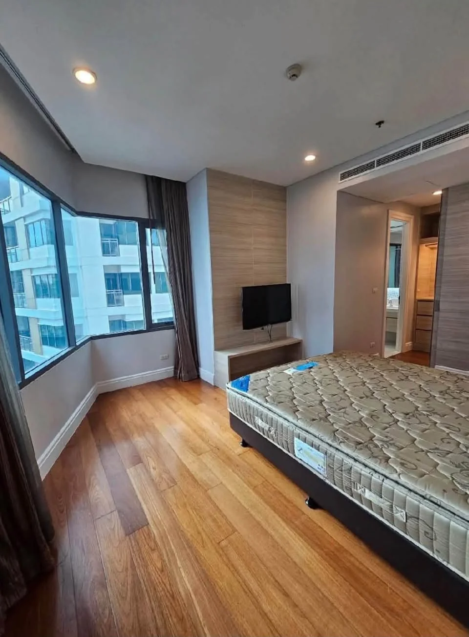 2 Bedroom condo in Bright Sukhumvit 24