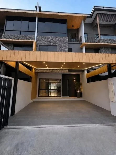 3 Bedroom condo in Landmark Ekamai-Ramindra
