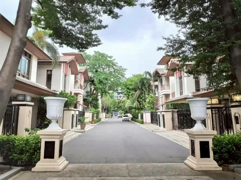 4 Bedroom condo in Baan Sansiri Sukhumvit 67