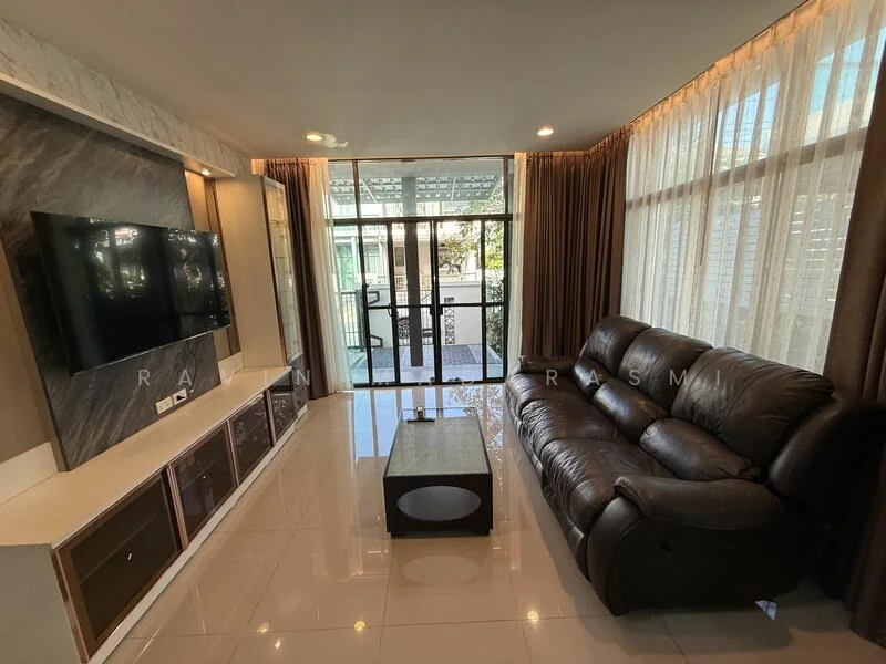 4 Bedroom condo in Setthasiri Pattanakarn