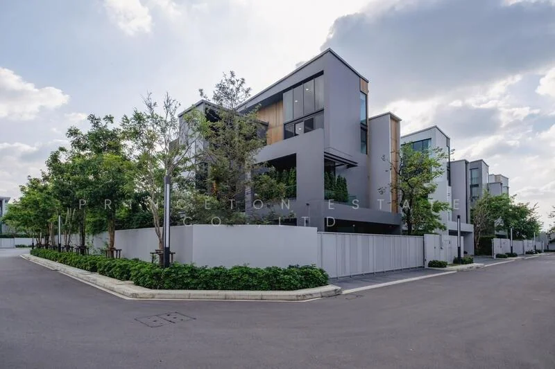 4 Bedroom condo in VIVE Krungthep Kreetha