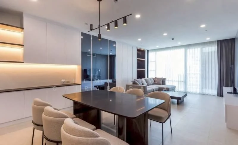 3 Bedroom condo in Fullerton Sukhumvit